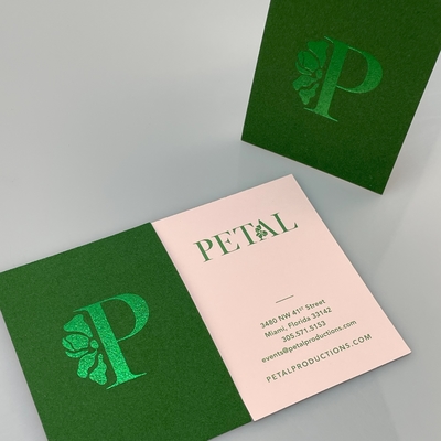 การพิมพ์บัตรบัตรธุรกิจสีแดง ใบเชิญหลายสี การพิมพ์บัตรฟอยล์